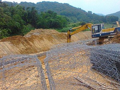 雨山格宾网加固堤坝抢险防汛保护村民房屋和庄稼